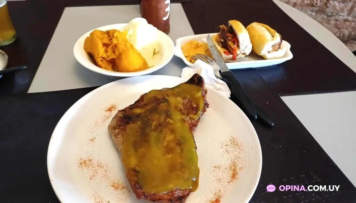 Mojo Parrillada:  Comida Y Bebida