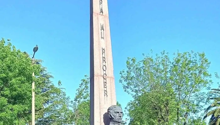 Monumento De La Plaza:  Todo - Restaurante