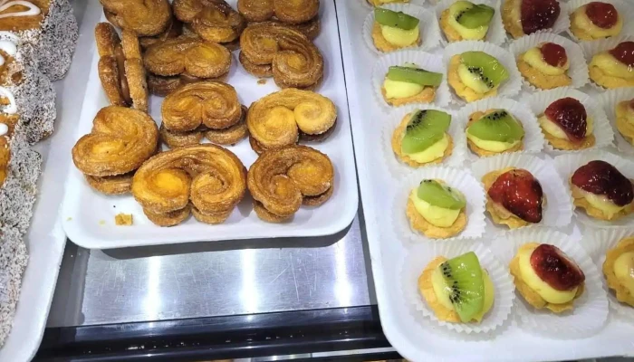 Panaderia Cerro Colorado:  Comidas Y Bebidas - Panadería