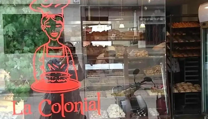 Panaderia La Colonial Vitrina