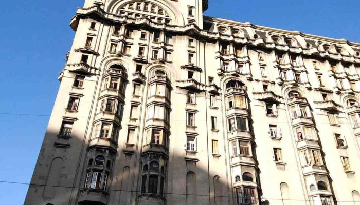 Parada De Omnibus:  Montevideo - Restaurante