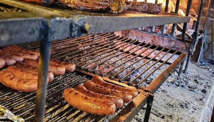 Parrillada Club Social Y Pesca Independiente:  Comida Y Bebida