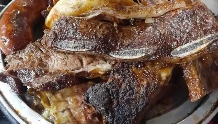 Parrillada El Viejo Telurio:  Comida Y Bebida