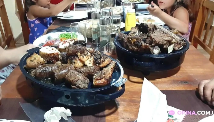 Parrillada La Curva:  Comida Y Bebida