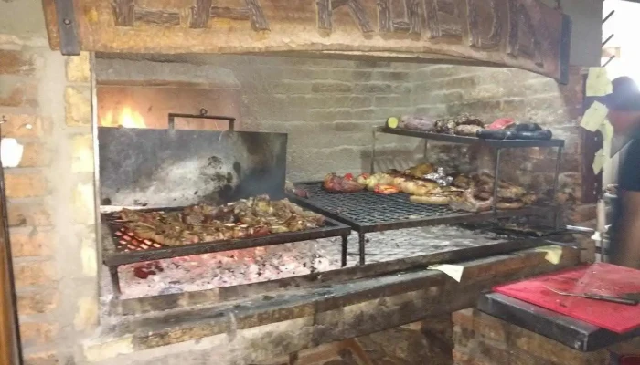 Parrillada La Rueda:  Ambiente - Parrilla