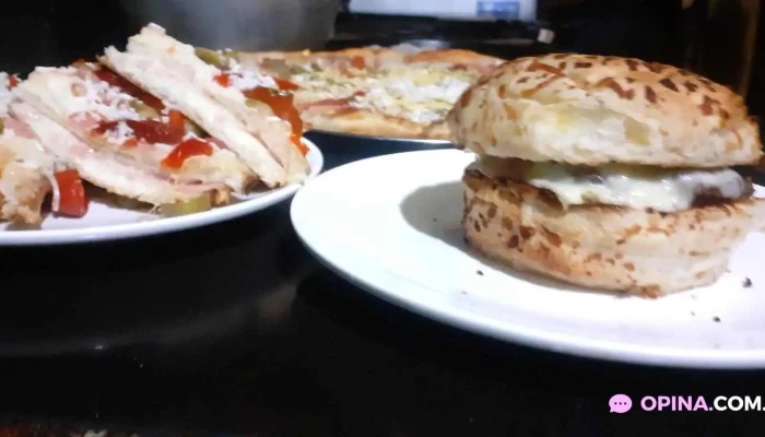 Pizza Brothers Bar:  Comida Y Bebida - Pizzería