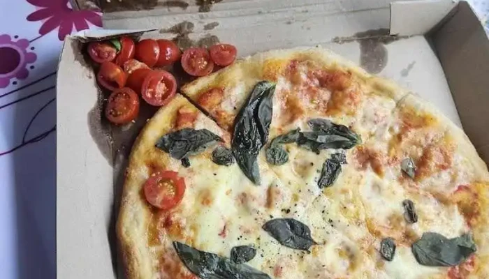 Pizza Rosa:  Comida Y Bebida