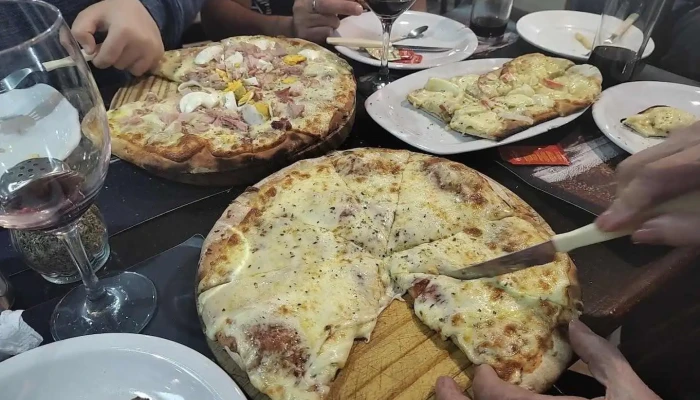 Pizzeria Beer Garden:  Comida Y Bebida - Pizzería