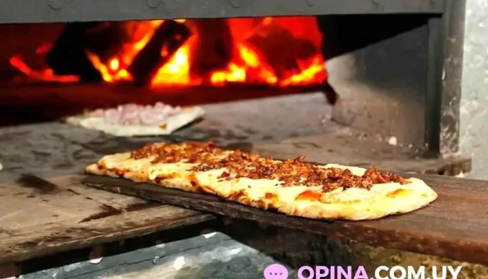 Pizzeria La Nueva Torre:  Comida Y Bebida