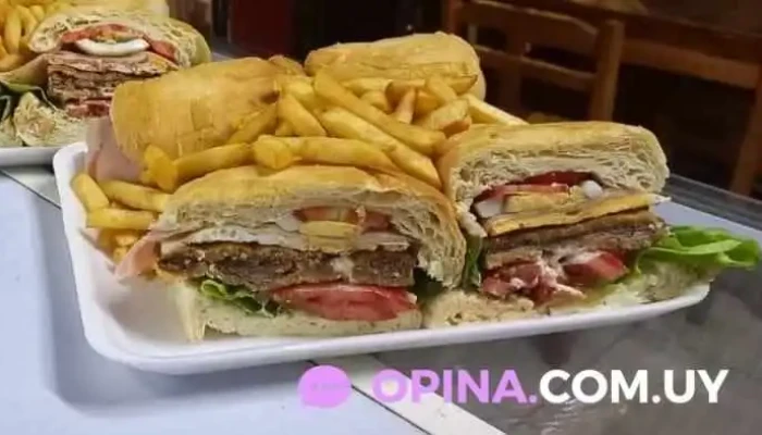 Pizzeria Triple 777:  Comida Y Bebida