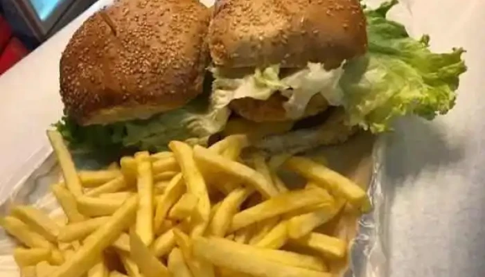 Pizzeria Y Restaurant Ya Que Tamo:  Hamburguesa