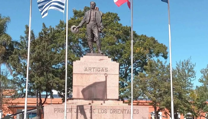 Plaza Artigas Mercedes:  Comentario 1 - Parque