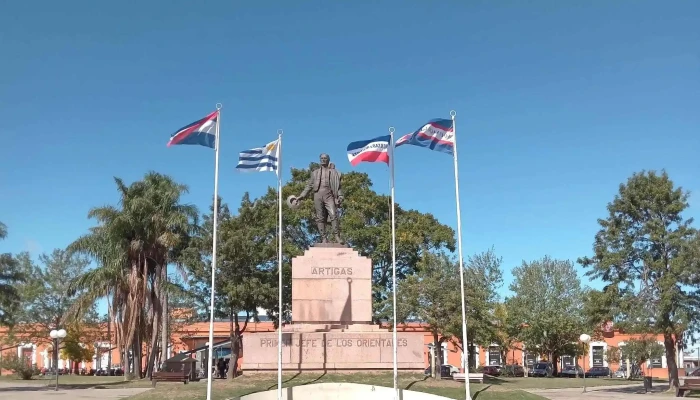 Plaza Artigas Mercedes:  Comentario 4 - Parque