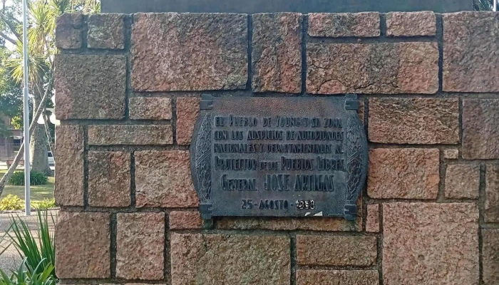 Plaza Artigas - Young