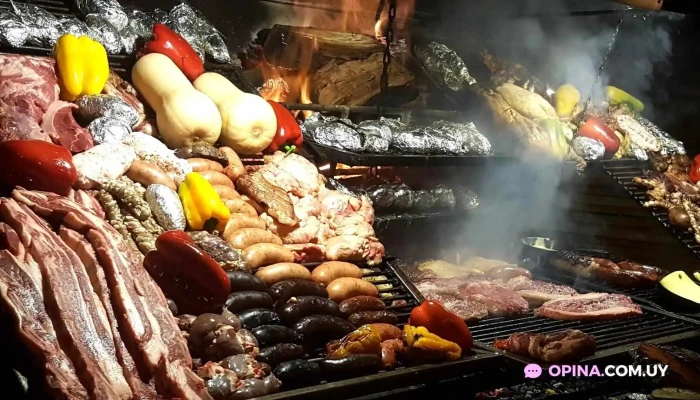 Restaurant Y Parrillada La Cava:  Comida Y Bebida - Restaurante