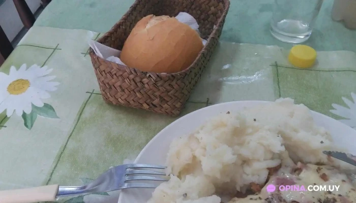 Rotiseria Cosas Ricas:  Comida Y Bebida