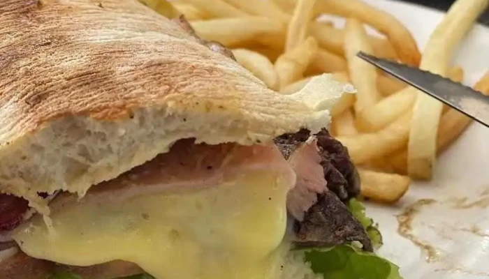 Salmuera:  Sandwich De Bistec - Restaurante