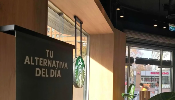 Starbucks:  Comentario 8 - Cafetería