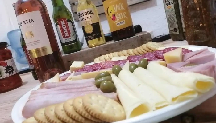 Suculenta Almacen De Picadas:  Comida Y Bebida