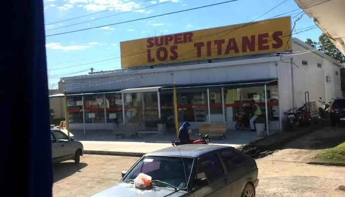 Super Los Titanes:  Estacionamiento - Supermercado