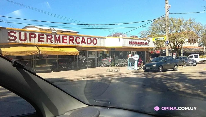 Supermercado Bachino:  Estacionamiento - Supermercado