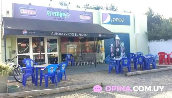 Supermercado El Pedro:  Estacionamiento - Supermercado