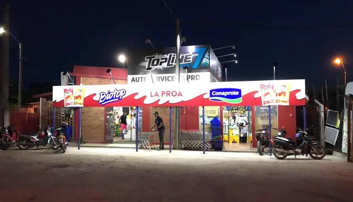 Supermercado La Proa:  Estacionamiento - Supermercado