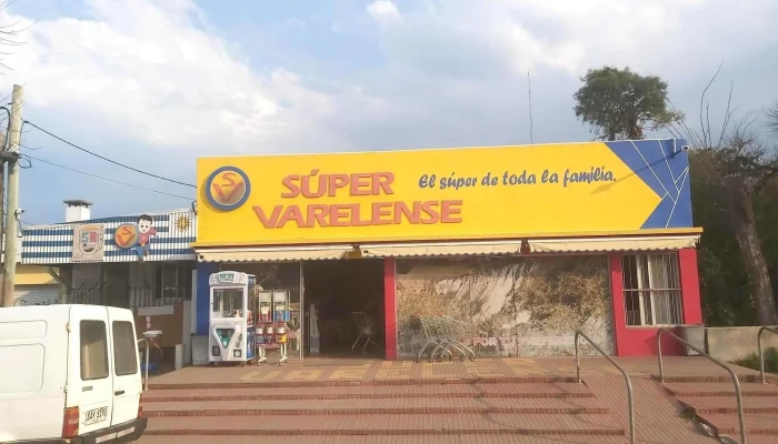 Supermercado Super Varelense:  Estacionamiento - Supermercado