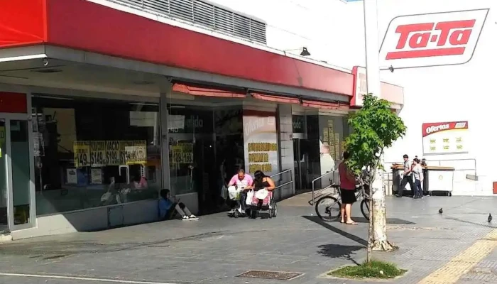 Ta:  Ta:  Estacionamiento - Supermercado