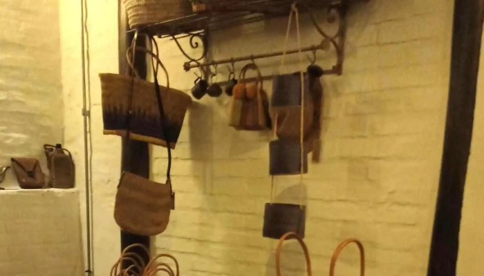 Tenedor Y Pincel -  Donde - Aguas Corrientes