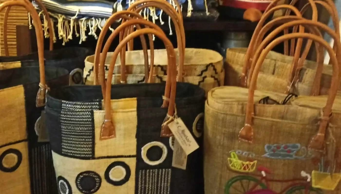 Tenedor Y Pincel -  Zona - Aguas Corrientes