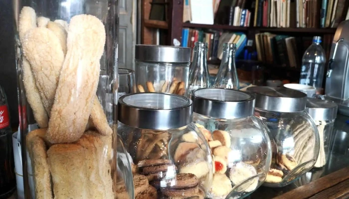 Tiempo Y Tiempo -  Estante De Libros - Montevideo